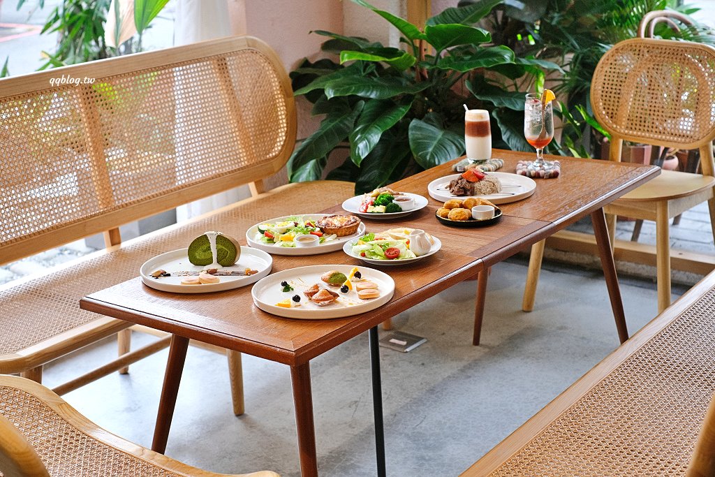 台中西區︱氤氳香氛咖啡 YinYun Cafe．結合香氛與咖啡的複合式餐廳，浪漫的粉紅色建築很吸睛(已歇業) @QQ的懶骨頭