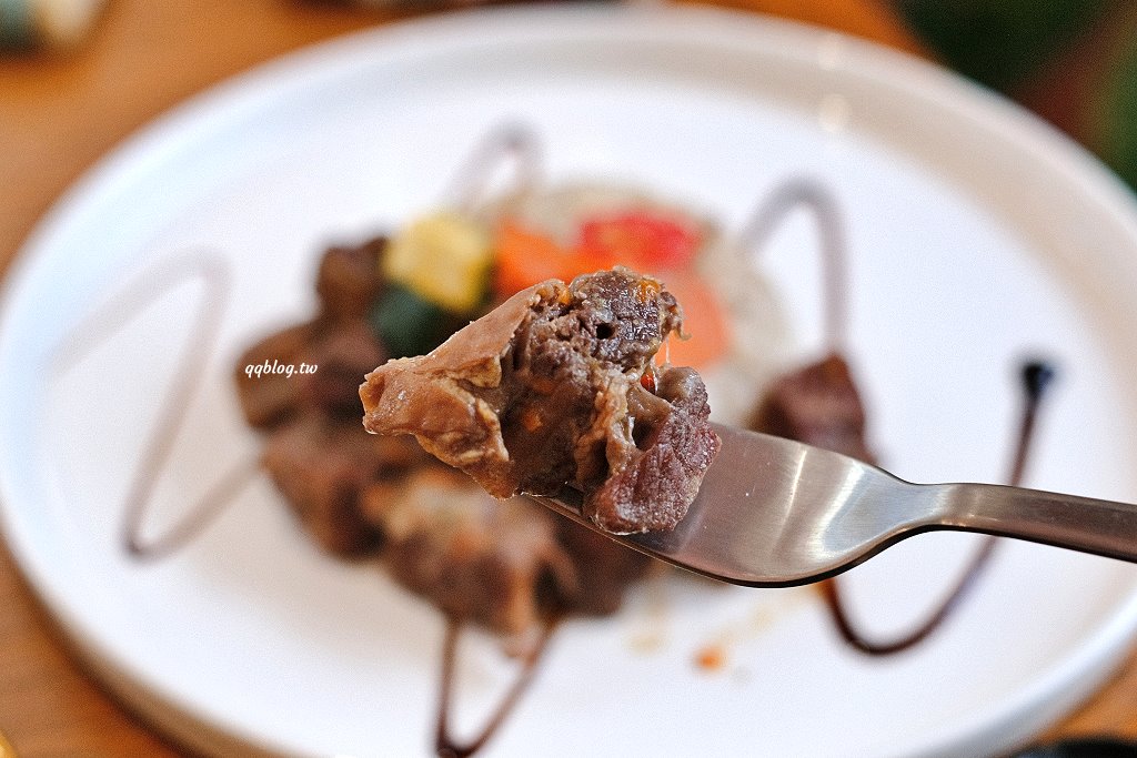 台中西區︱氤氳香氛咖啡 YinYun Cafe．結合香氛與咖啡的複合式餐廳，浪漫的粉紅色建築很吸睛(已歇業) @QQ的懶骨頭