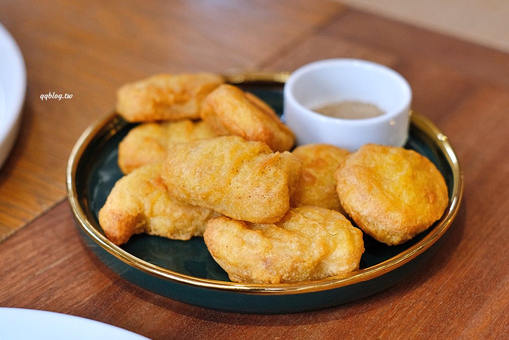 台中西區︱氤氳香氛咖啡 YinYun Cafe．結合香氛與咖啡的複合式餐廳，浪漫的粉紅色建築很吸睛(已歇業) @QQ的懶骨頭