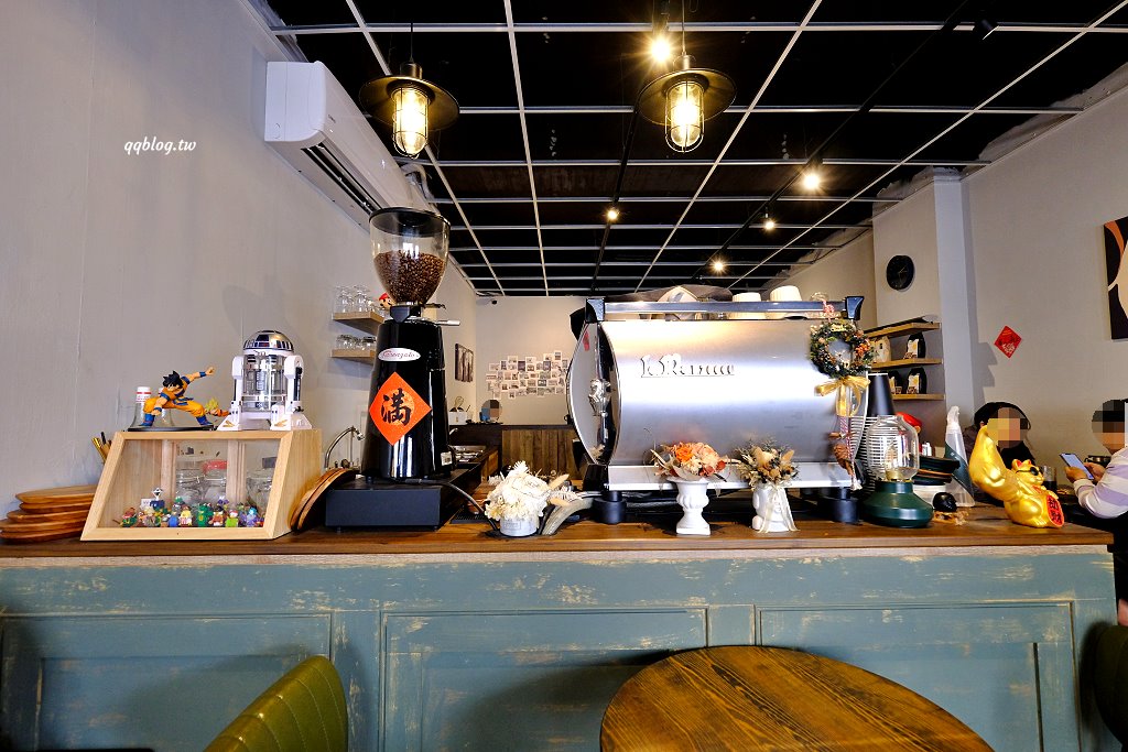 台中北區︱珘墨咖啡 weekend coffee．溫馨舒適的文青小店，手作甜點很有水準 @QQ的懶骨頭