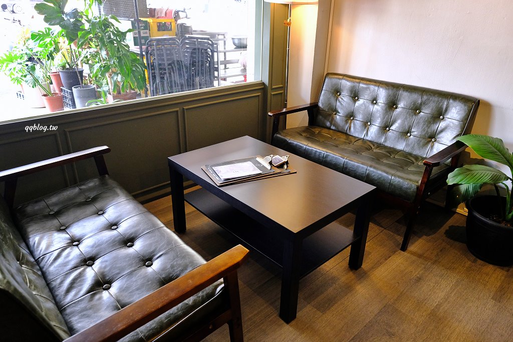 台中北區︱珘墨咖啡 weekend coffee．溫馨舒適的文青小店，手作甜點很有水準 @QQ的懶骨頭