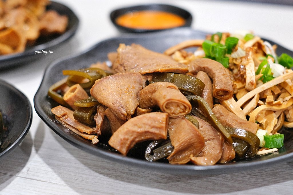 苗栗卓蘭︱立軒麵館．Google評價4.6顆星的客家早午餐麵食，軟嫩豬頭肉要早點來才吃得到，點滿一桌是必需的 @QQ的懶骨頭