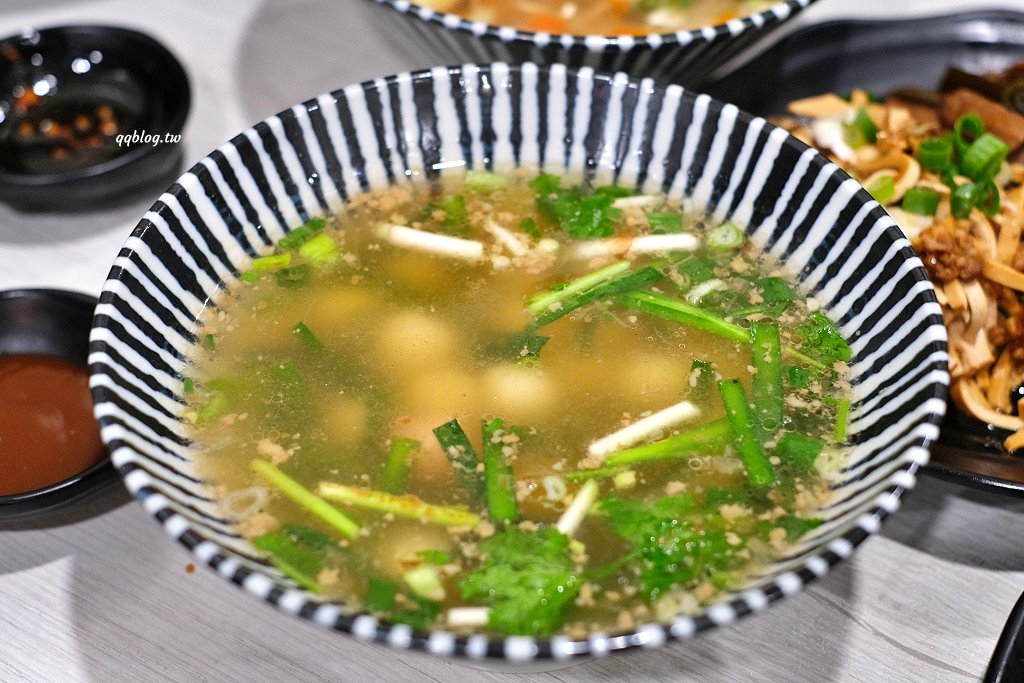 苗栗卓蘭︱立軒麵館．Google評價4.6顆星的客家早午餐麵食，軟嫩豬頭肉要早點來才吃得到，點滿一桌是必需的 @QQ的懶骨頭