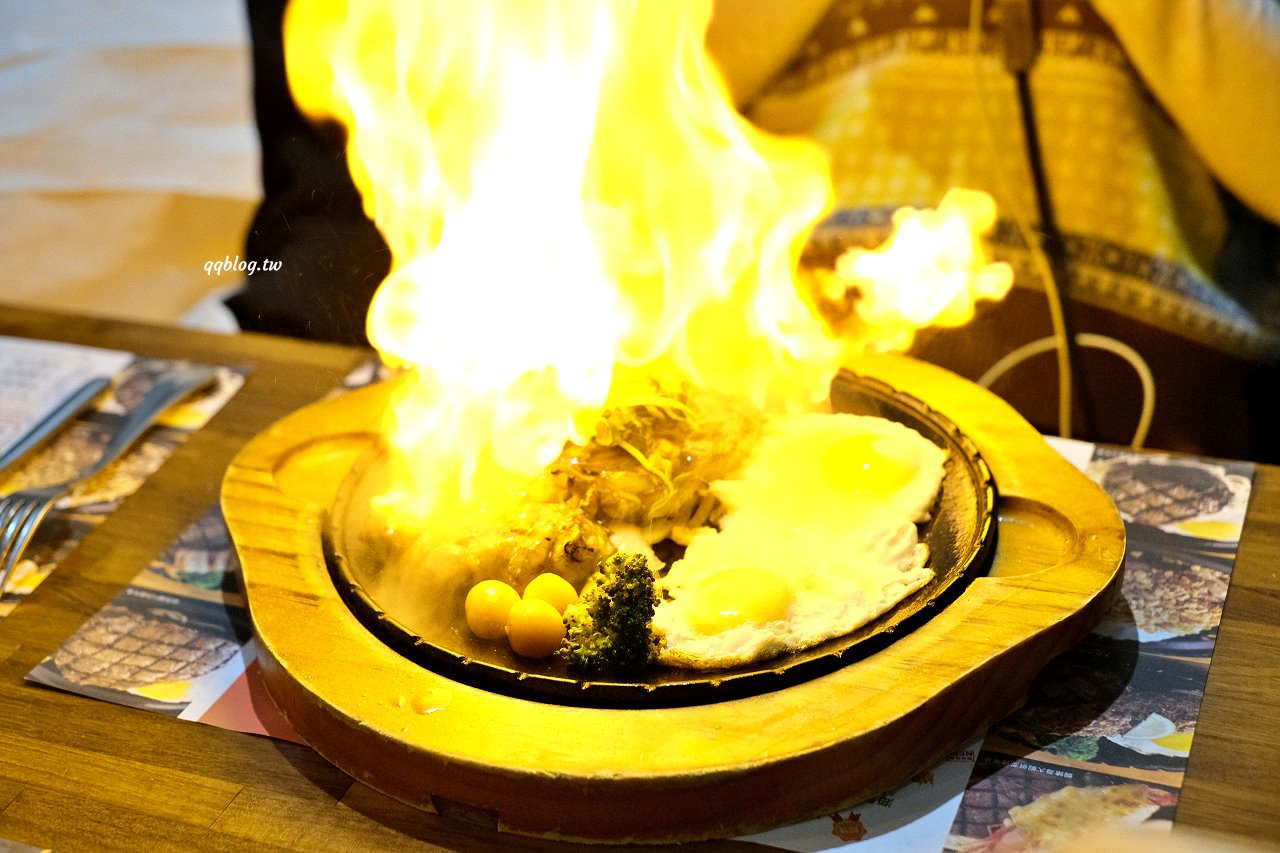 宜蘭五結︱來來牛排館．東台灣超人氣牛排館，火焰牛排很吸睛，飲料喝到飽、麵加量還不加價 @QQ的懶骨頭