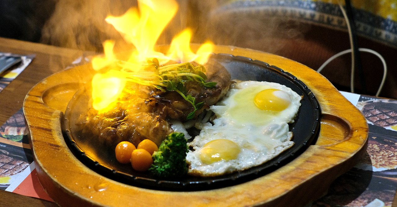 宜蘭五結︱來來牛排館．東台灣超人氣牛排館，火焰牛排很吸睛，飲料喝到飽、麵加量還不加價 @QQ的懶骨頭