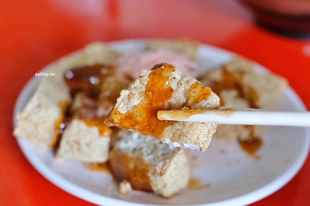 台東關山︱關山臭豆腐．市場裡營業超過40年的超人氣臭豆腐，外酥內軟口感好 @QQ的懶骨頭