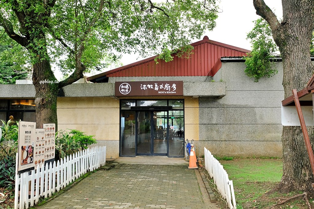 台東卑南︱初鹿牧場．近距離接觸可愛動物來一場餵食趣，香濃霜淇淋更是不可錯過 @QQ的懶骨頭