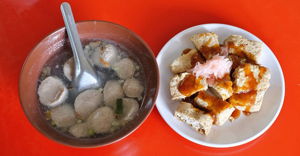 台東關山︱關山臭豆腐．市場裡營業超過40年的超人氣臭豆腐，外酥內軟口感好 @QQ的懶骨頭