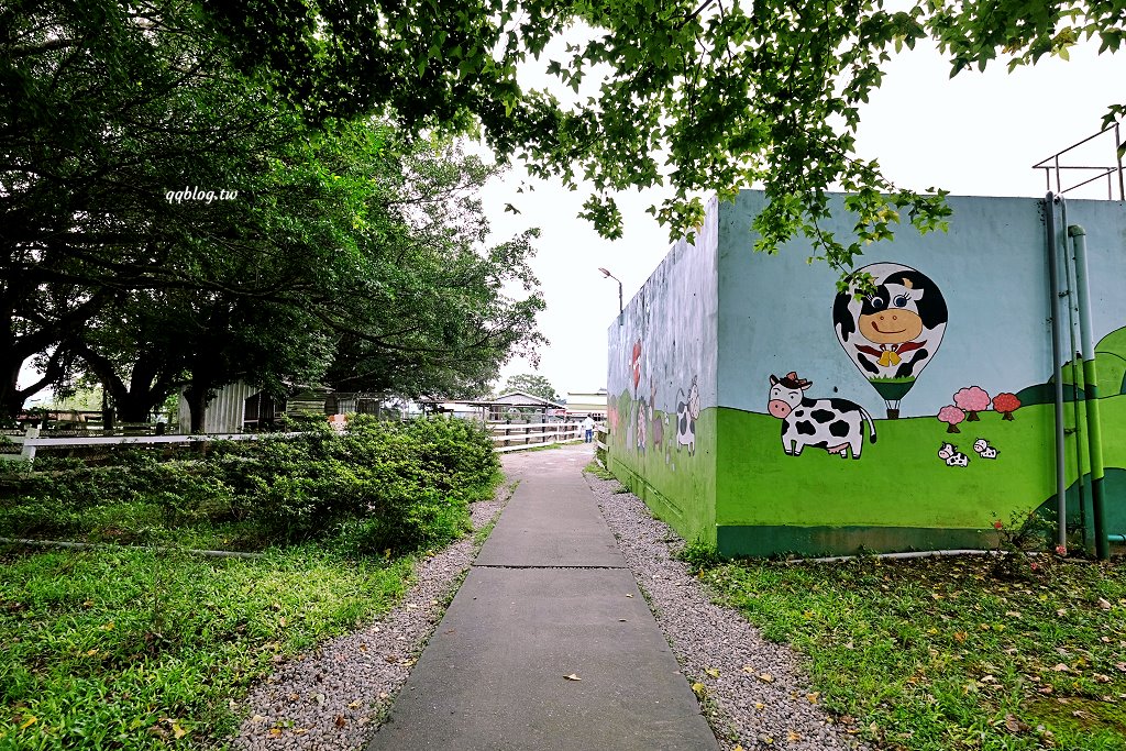 台東卑南︱初鹿牧場．近距離接觸可愛動物來一場餵食趣，香濃霜淇淋更是不可錯過 @QQ的懶骨頭