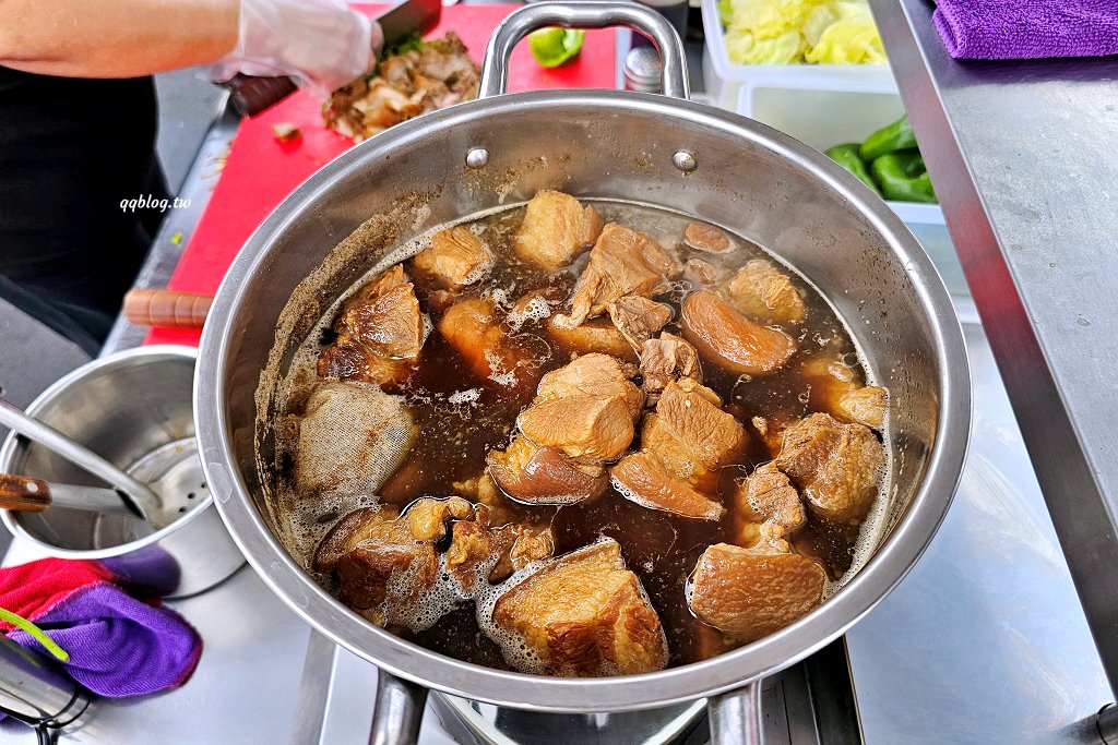 台中北屯︱微笑肉夾饃．千層口感餅饃加上滿滿肉餡，飽足感十足 @QQ的懶骨頭