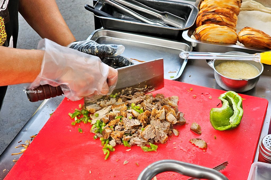 台中北屯︱微笑肉夾饃．千層口感餅饃加上滿滿肉餡，飽足感十足 @QQ的懶骨頭