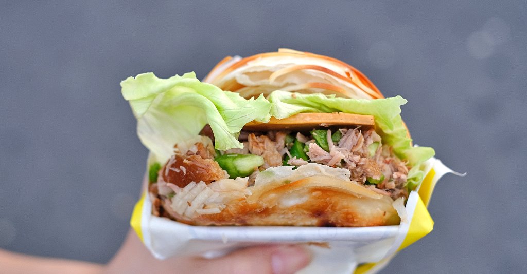 台中北屯︱微笑肉夾饃．千層口感餅饃加上滿滿肉餡，飽足感十足 @QQ的懶骨頭