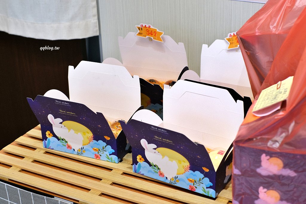 台中沙鹿︱糖井鹿甜點工作室．外帶甜點店裡的美味蛋黃酥，層層堆疊的餅皮酥脆好吃 @QQ的懶骨頭