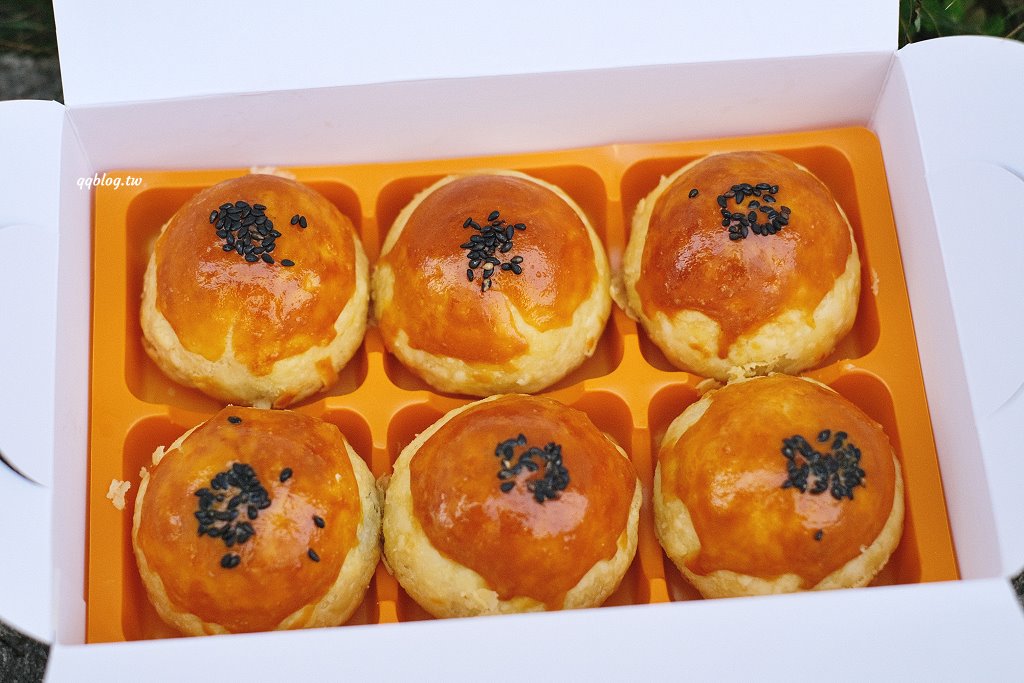 台中沙鹿︱糖井鹿甜點工作室．外帶甜點店裡的美味蛋黃酥，層層堆疊的餅皮酥脆好吃 @QQ的懶骨頭