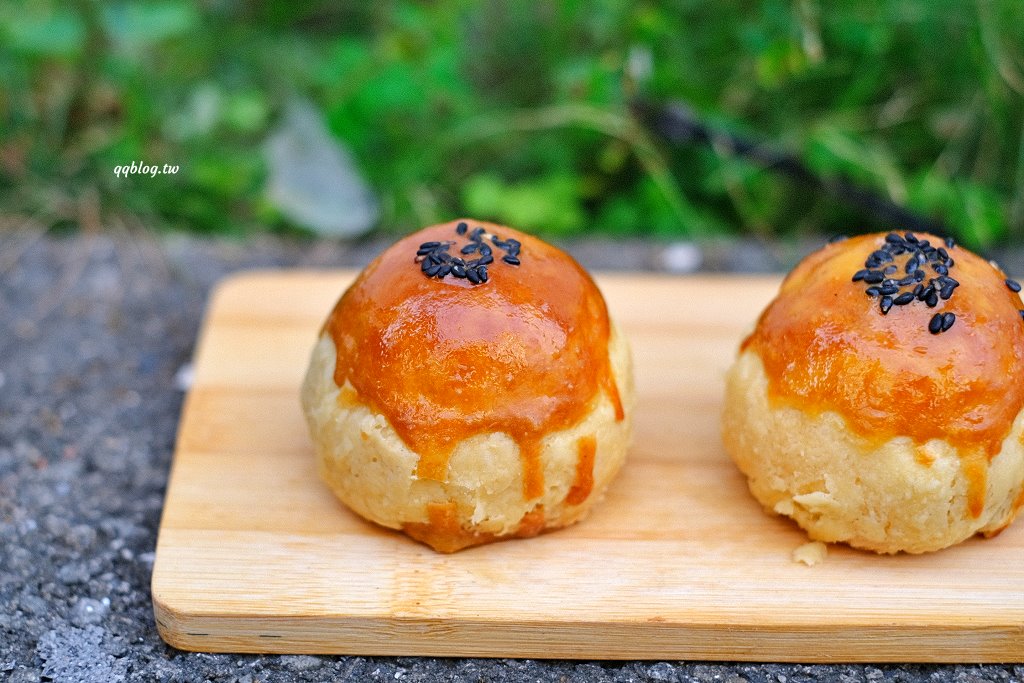 台中沙鹿︱糖井鹿甜點工作室．外帶甜點店裡的美味蛋黃酥，層層堆疊的餅皮酥脆好吃 @QQ的懶骨頭