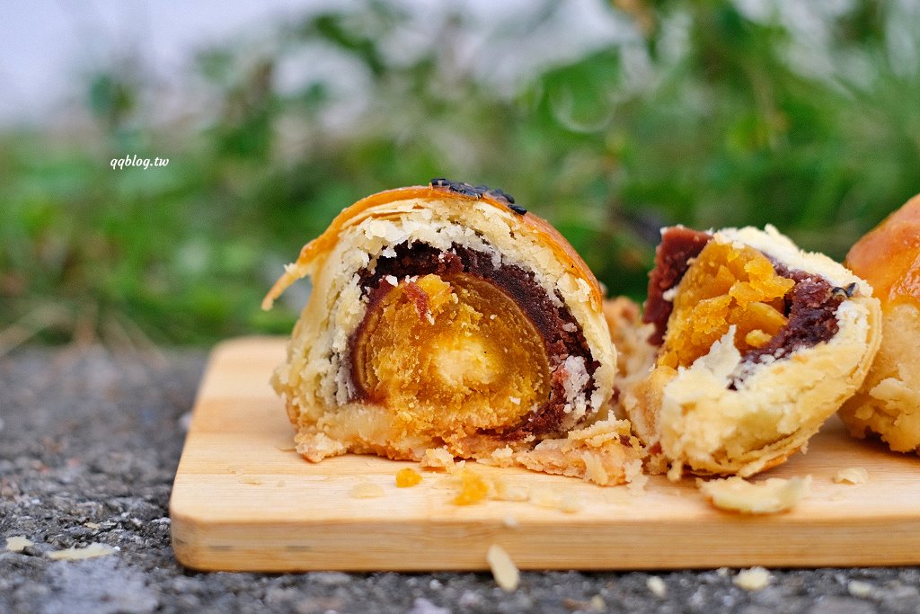 台中沙鹿︱糖井鹿甜點工作室．外帶甜點店裡的美味蛋黃酥，層層堆疊的餅皮酥脆好吃 @QQ的懶骨頭
