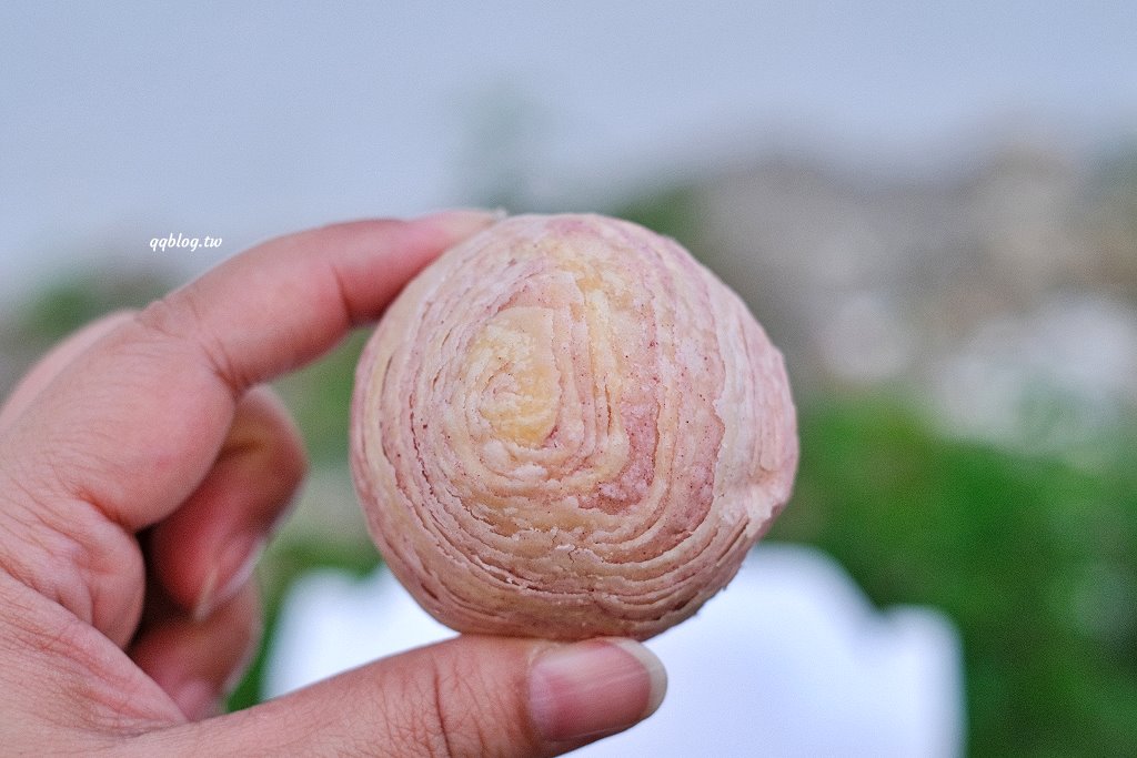 台中沙鹿︱糖井鹿甜點工作室．外帶甜點店裡的美味蛋黃酥，層層堆疊的餅皮酥脆好吃 @QQ的懶骨頭