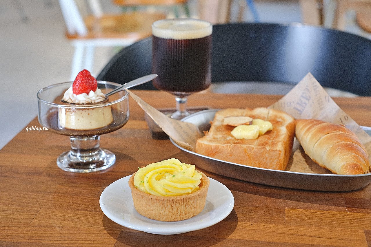 台中東勢︱寮下啜COFFEEZU．山城裡的明亮建築咖啡館，環境舒適，甜點、麵包、咖啡都很不錯 @QQ的懶骨頭