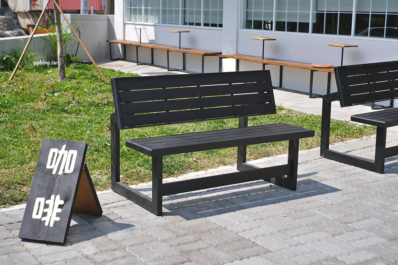 台中東勢︱寮下啜COFFEEZU．山城裡的明亮建築咖啡館，環境舒適，甜點、麵包、咖啡都很不錯 @QQ的懶骨頭