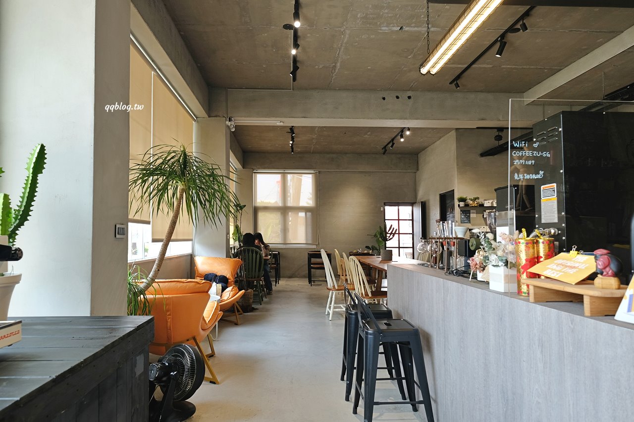 台中東勢︱寮下啜COFFEEZU．山城裡的明亮建築咖啡館，環境舒適，甜點、麵包、咖啡都很不錯 @QQ的懶骨頭