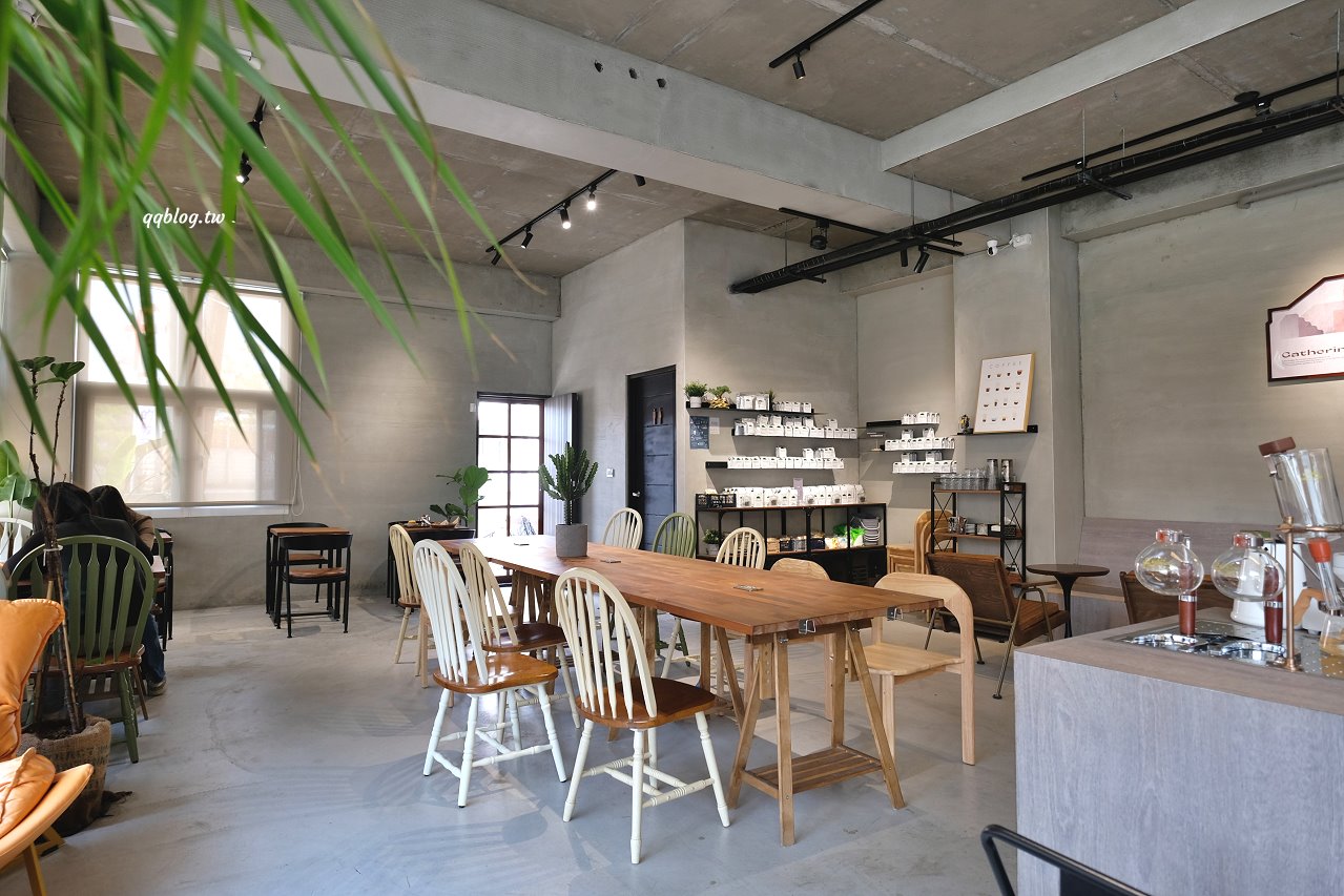 台中東勢︱寮下啜COFFEEZU．山城裡的明亮建築咖啡館，環境舒適，甜點、麵包、咖啡都很不錯 @QQ的懶骨頭