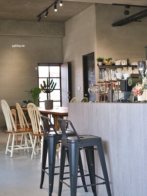 台中東勢︱寮下啜COFFEEZU．山城裡的明亮建築咖啡館，環境舒適，甜點、麵包、咖啡都很不錯 @QQ的懶骨頭