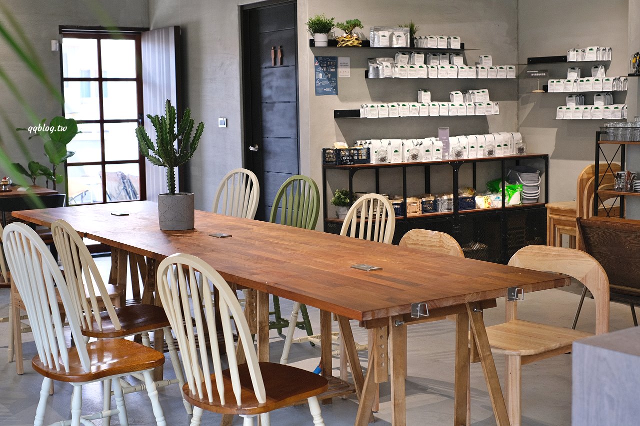 台中東勢︱寮下啜COFFEEZU．山城裡的明亮建築咖啡館，環境舒適，甜點、麵包、咖啡都很不錯 @QQ的懶骨頭