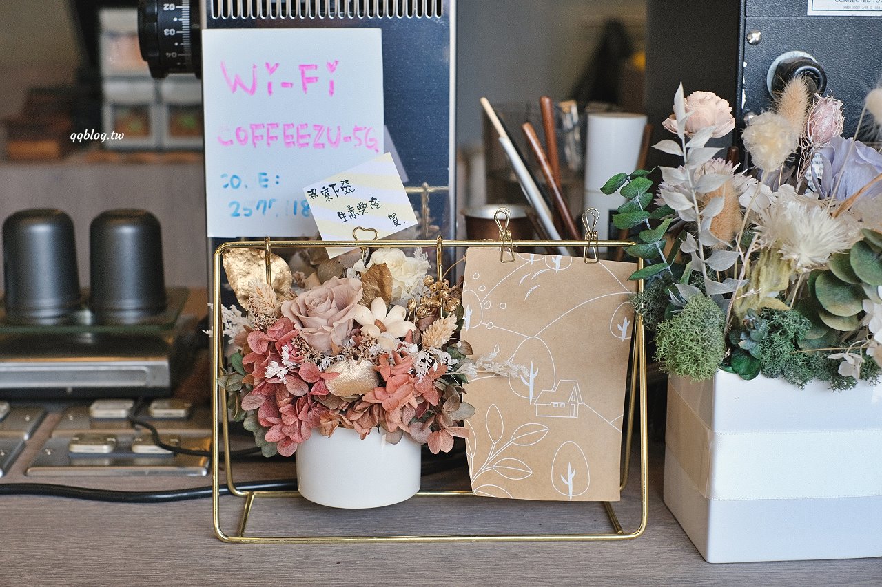 台中東勢︱寮下啜COFFEEZU．山城裡的明亮建築咖啡館，環境舒適，甜點、麵包、咖啡都很不錯 @QQ的懶骨頭