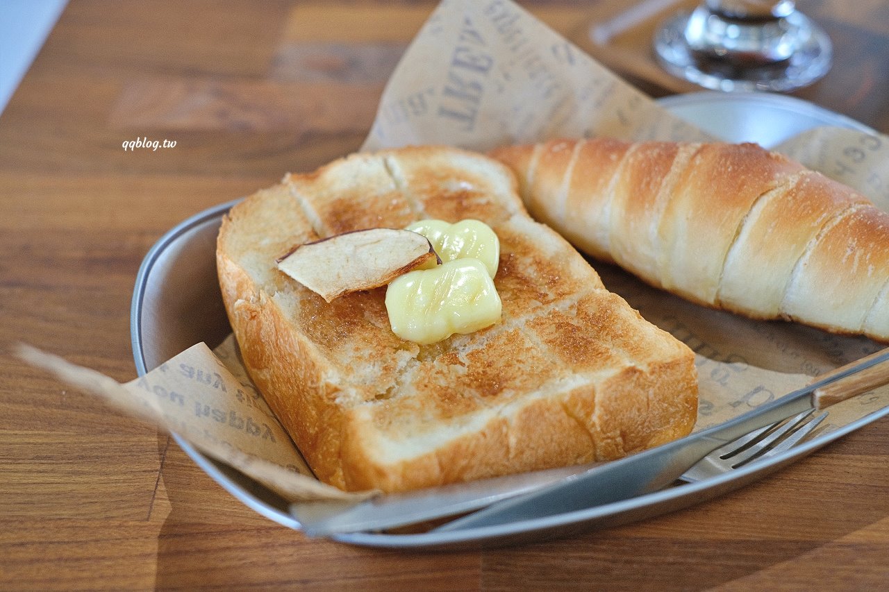 台中東勢︱寮下啜COFFEEZU．山城裡的明亮建築咖啡館，環境舒適，甜點、麵包、咖啡都很不錯 @QQ的懶骨頭