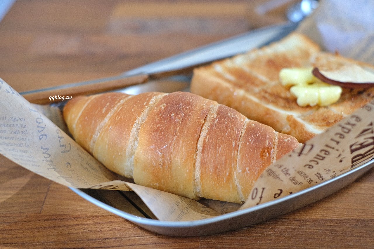 台中東勢︱寮下啜COFFEEZU．山城裡的明亮建築咖啡館，環境舒適，甜點、麵包、咖啡都很不錯 @QQ的懶骨頭