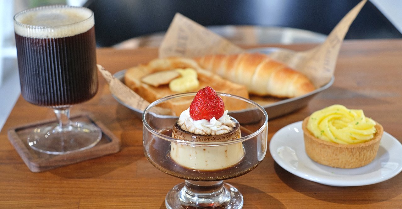 台中東勢︱寮下啜COFFEEZU．山城裡的明亮建築咖啡館，環境舒適，甜點、麵包、咖啡都很不錯 @QQ的懶骨頭