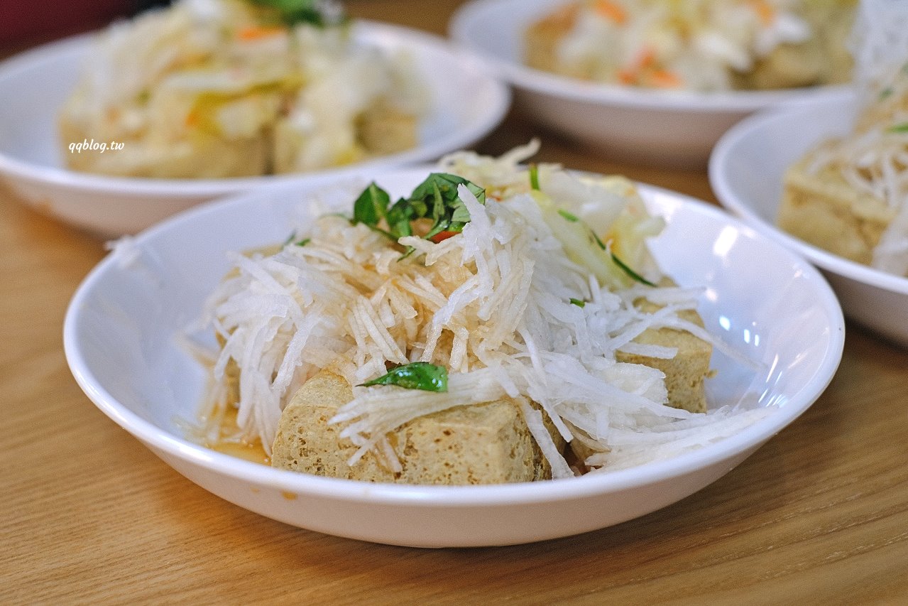 宜蘭礁溪︱花蓮玉里橋頭臭豆腐 礁溪分店．宜蘭也有花蓮玉里橋頭臭豆腐了，吃過後一整個想念花蓮店 @QQ的懶骨頭