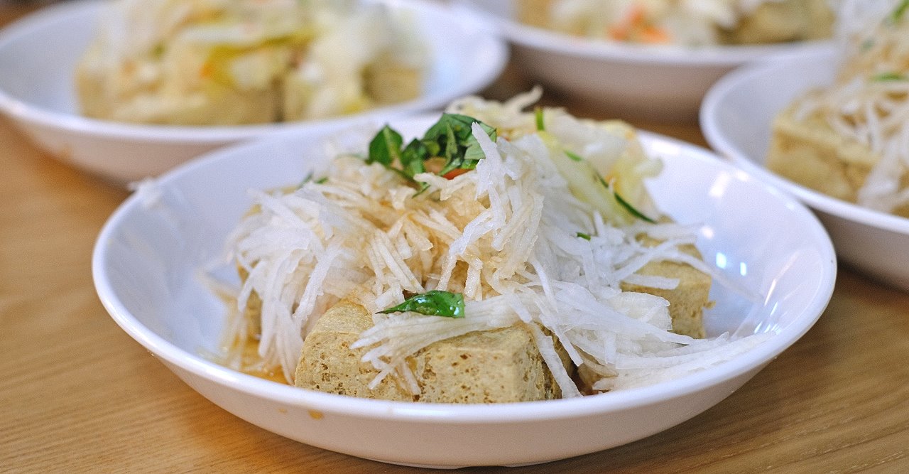 宜蘭礁溪︱花蓮玉里橋頭臭豆腐 礁溪分店．宜蘭也有花蓮玉里橋頭臭豆腐了，吃過後一整個想念花蓮店 @QQ的懶骨頭