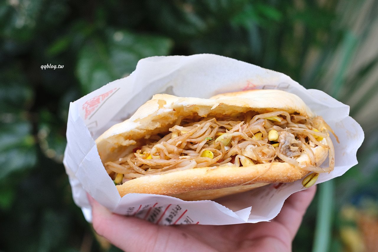 台中大雅︱吳記陝西肉夾饃．選用白吉饃餅皮，除了豬肉還有手撕雞，還可以加小菜 @QQ的懶骨頭