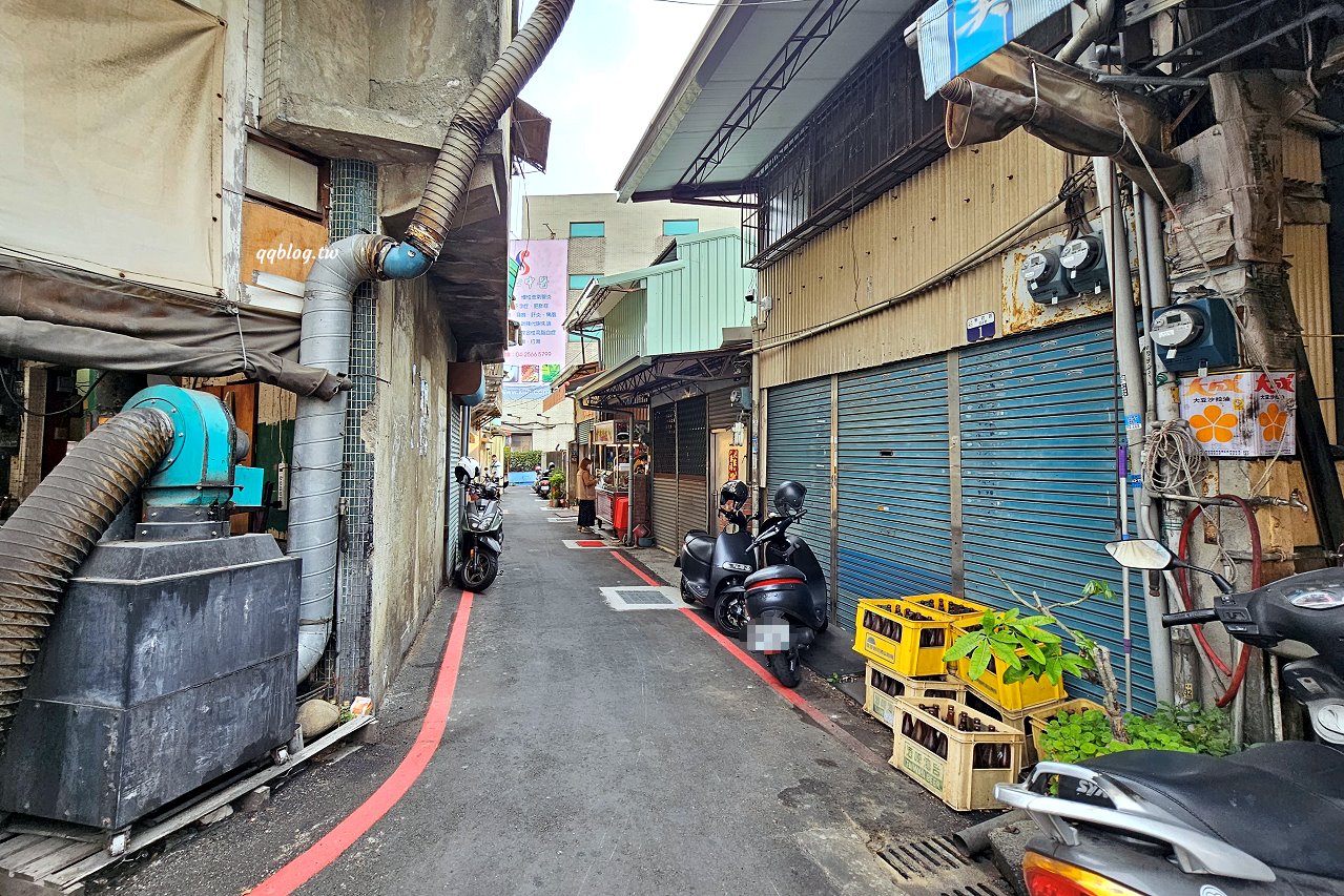 台中大雅︱吳記陝西肉夾饃．選用白吉饃餅皮，除了豬肉還有手撕雞，還可以加小菜 @QQ的懶骨頭
