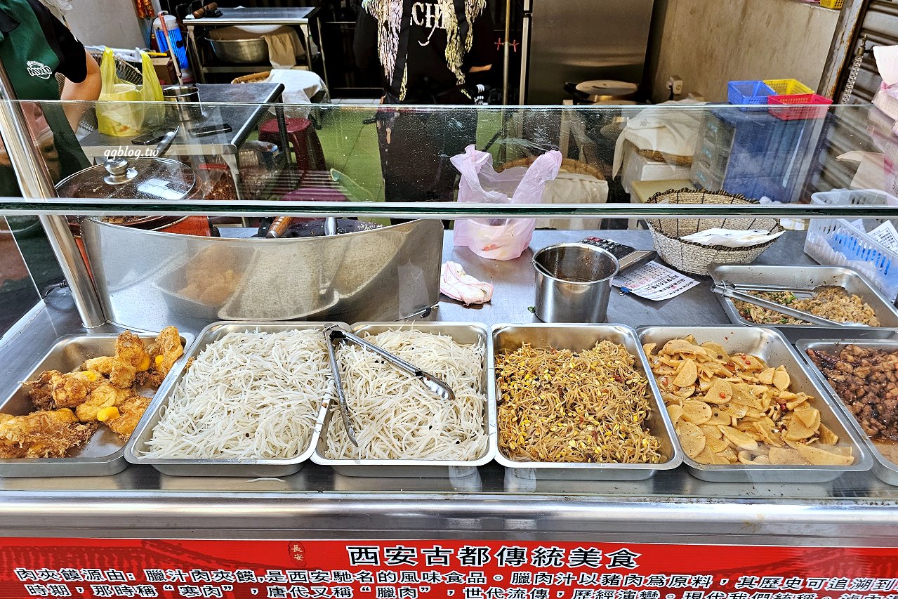台中大雅︱吳記陝西肉夾饃．選用白吉饃餅皮，除了豬肉還有手撕雞，還可以加小菜 @QQ的懶骨頭