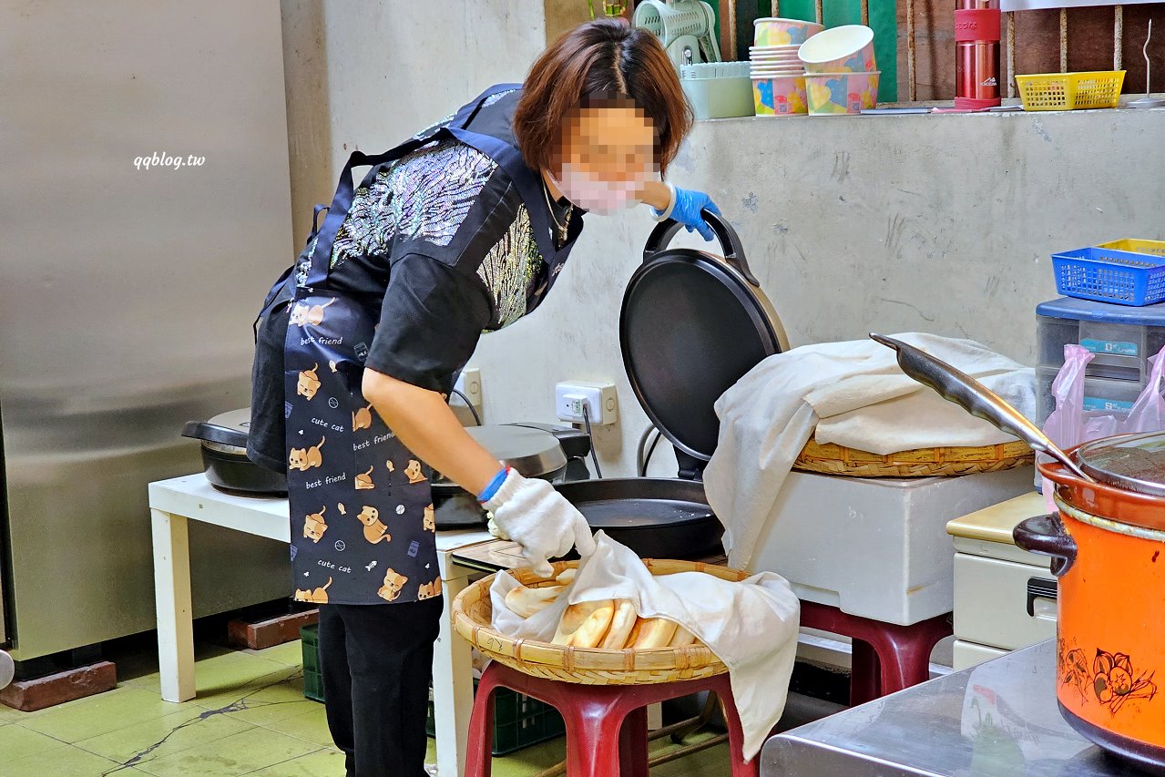 台中大雅︱吳記陝西肉夾饃．選用白吉饃餅皮，除了豬肉還有手撕雞，還可以加小菜 @QQ的懶骨頭