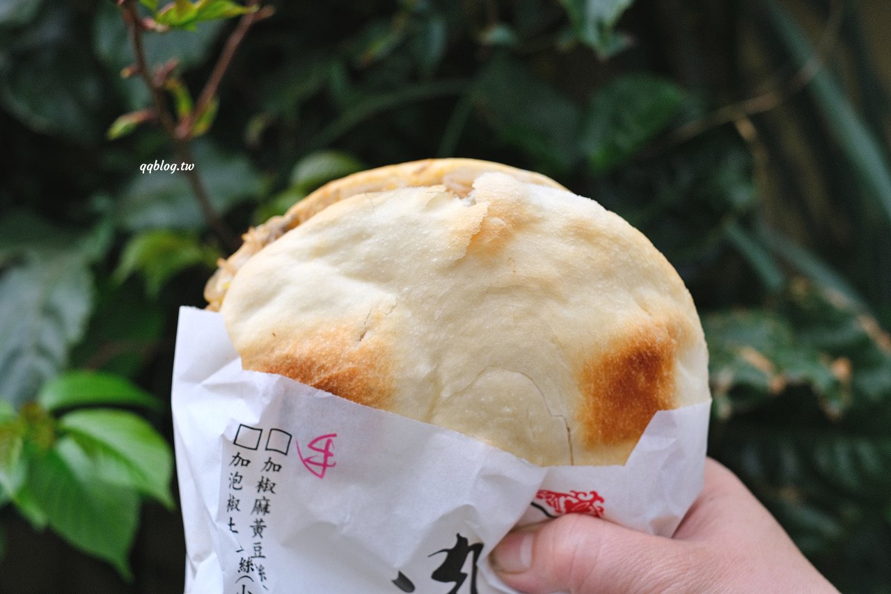 台中大雅︱吳記陝西肉夾饃．選用白吉饃餅皮，除了豬肉還有手撕雞，還可以加小菜 @QQ的懶骨頭