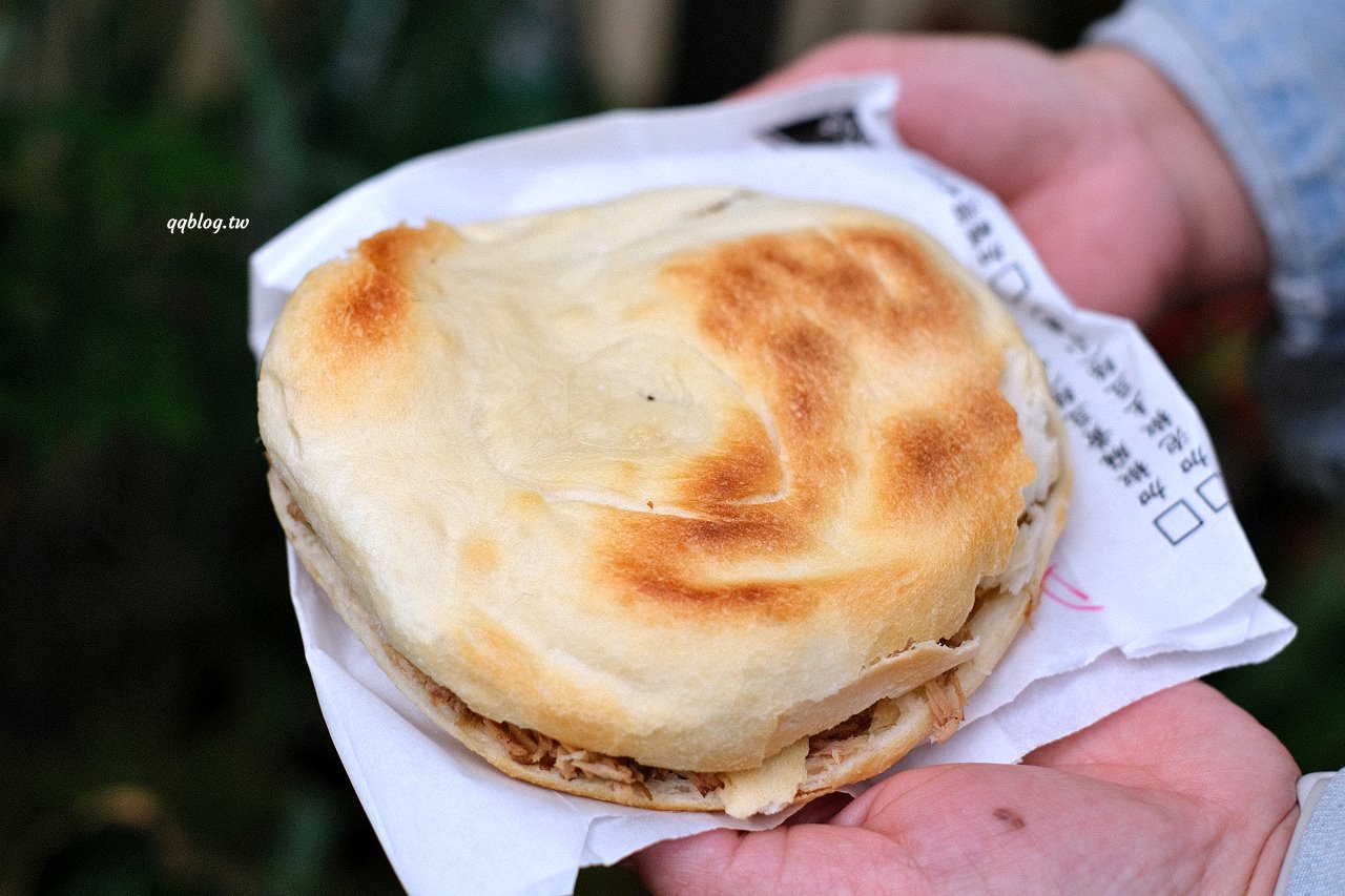 台中大雅︱吳記陝西肉夾饃．選用白吉饃餅皮，除了豬肉還有手撕雞，還可以加小菜 @QQ的懶骨頭