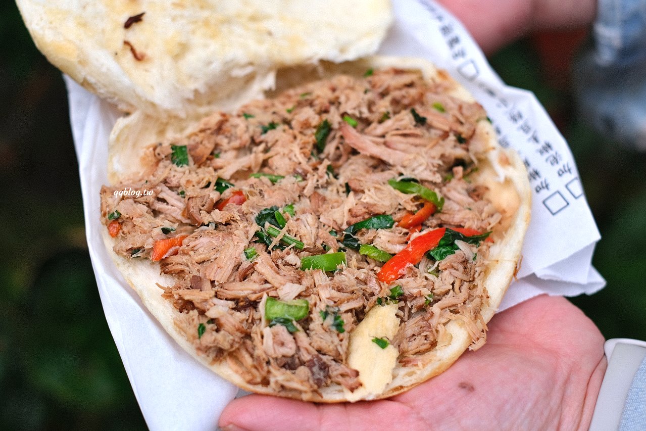 台中大雅︱吳記陝西肉夾饃．選用白吉饃餅皮，除了豬肉還有手撕雞，還可以加小菜 @QQ的懶骨頭