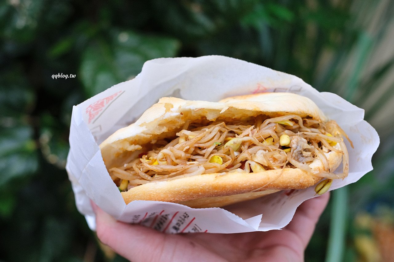台中大雅︱吳記陝西肉夾饃．選用白吉饃餅皮，除了豬肉還有手撕雞，還可以加小菜 @QQ的懶骨頭