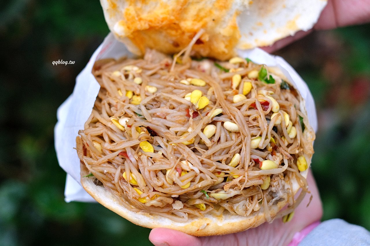 台中大雅︱吳記陝西肉夾饃．選用白吉饃餅皮，除了豬肉還有手撕雞，還可以加小菜 @QQ的懶骨頭