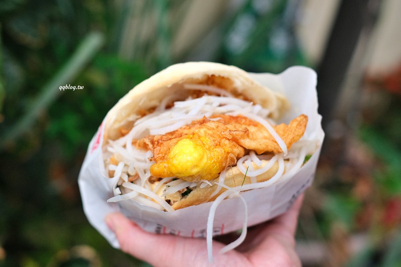 台中大雅︱吳記陝西肉夾饃．選用白吉饃餅皮，除了豬肉還有手撕雞，還可以加小菜 @QQ的懶骨頭