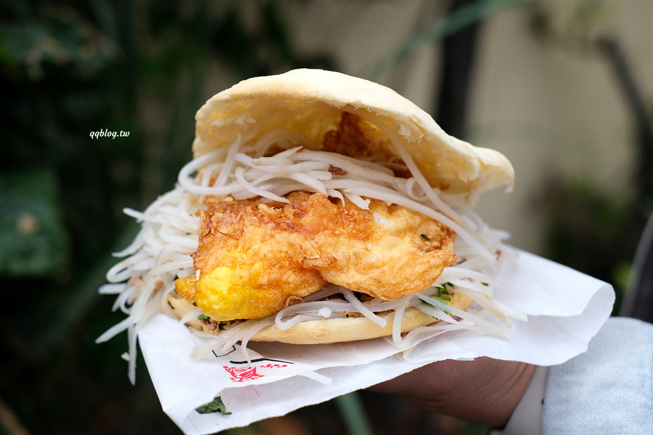 台中大雅︱吳記陝西肉夾饃．選用白吉饃餅皮，除了豬肉還有手撕雞，還可以加小菜 @QQ的懶骨頭