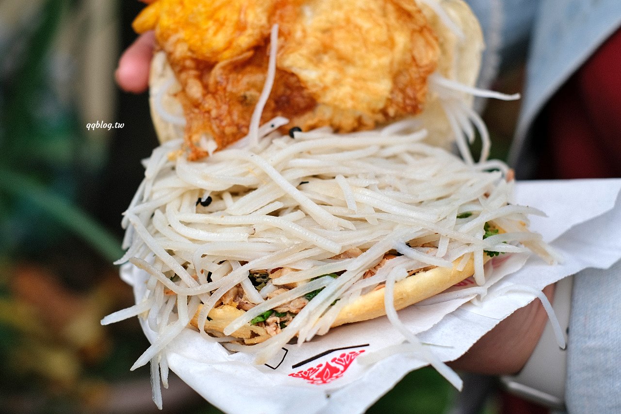 台中大雅︱吳記陝西肉夾饃．選用白吉饃餅皮，除了豬肉還有手撕雞，還可以加小菜 @QQ的懶骨頭