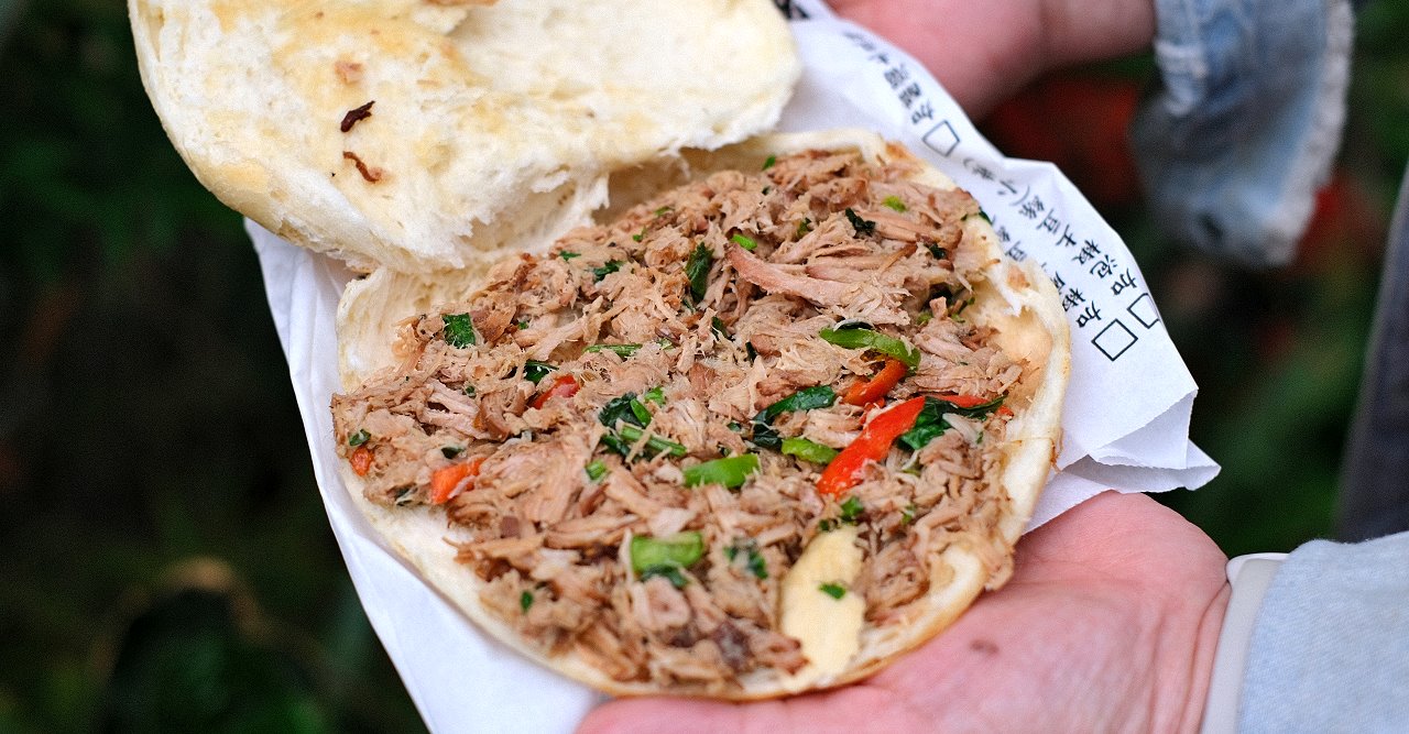 台中大雅︱吳記陝西肉夾饃．選用白吉饃餅皮，除了豬肉還有手撕雞，還可以加小菜 @QQ的懶骨頭