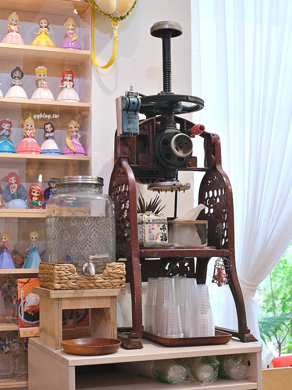 台中豐原︱嚴雪 雪花冰專賣店．爆濃榴槤雪花冰季節限定，錯過再等一年，敢吃榴槤的快來試試 @QQ的懶骨頭