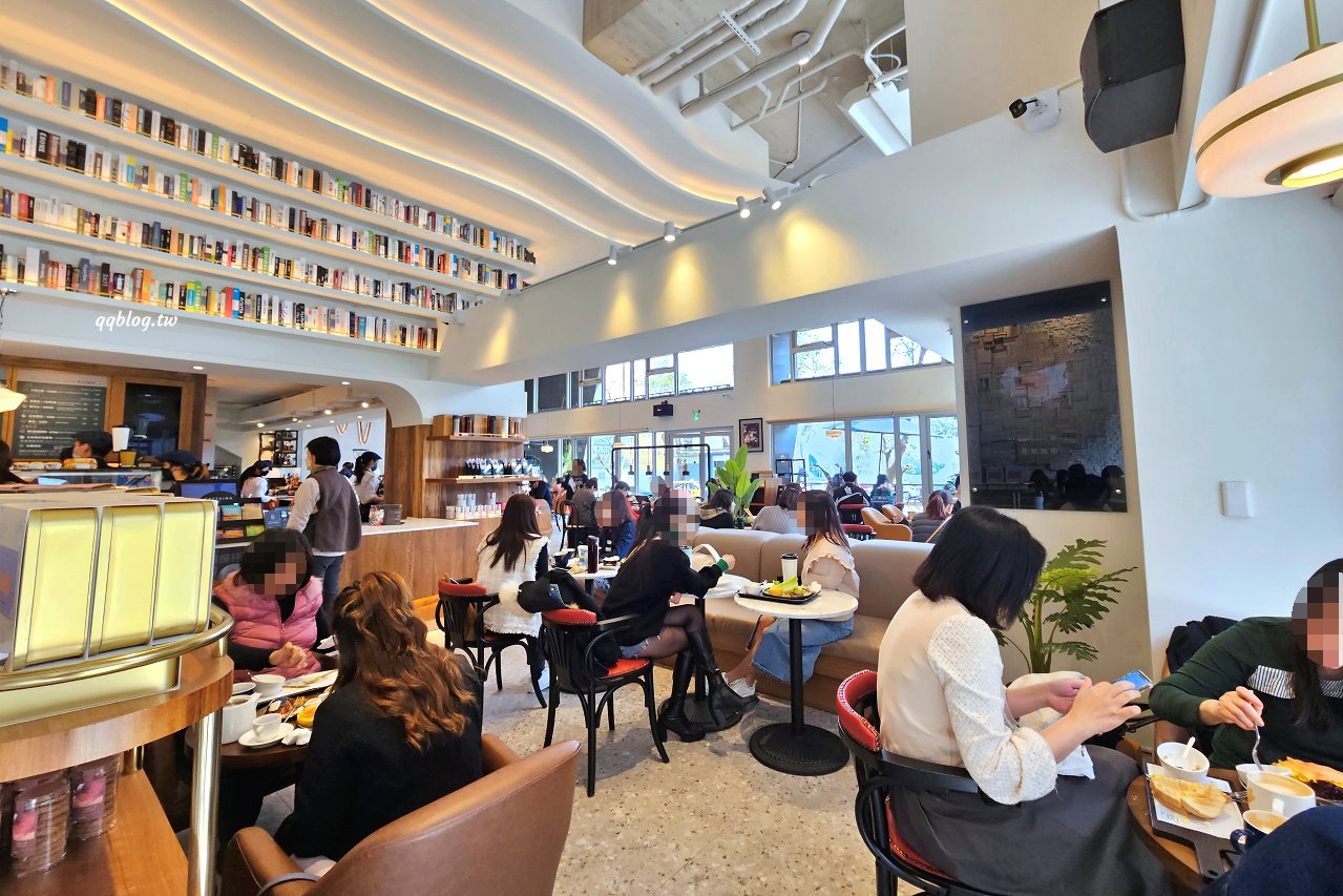 台中西屯︱卡啡那 Caffaina Coffee Gallery 國安館．以書廊為設計概念，風格清新明亮 @QQ的懶骨頭