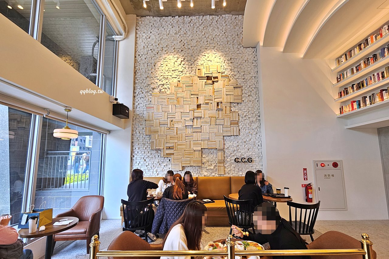 台中西屯︱卡啡那 Caffaina Coffee Gallery 國安館．以書廊為設計概念，風格清新明亮 @QQ的懶骨頭