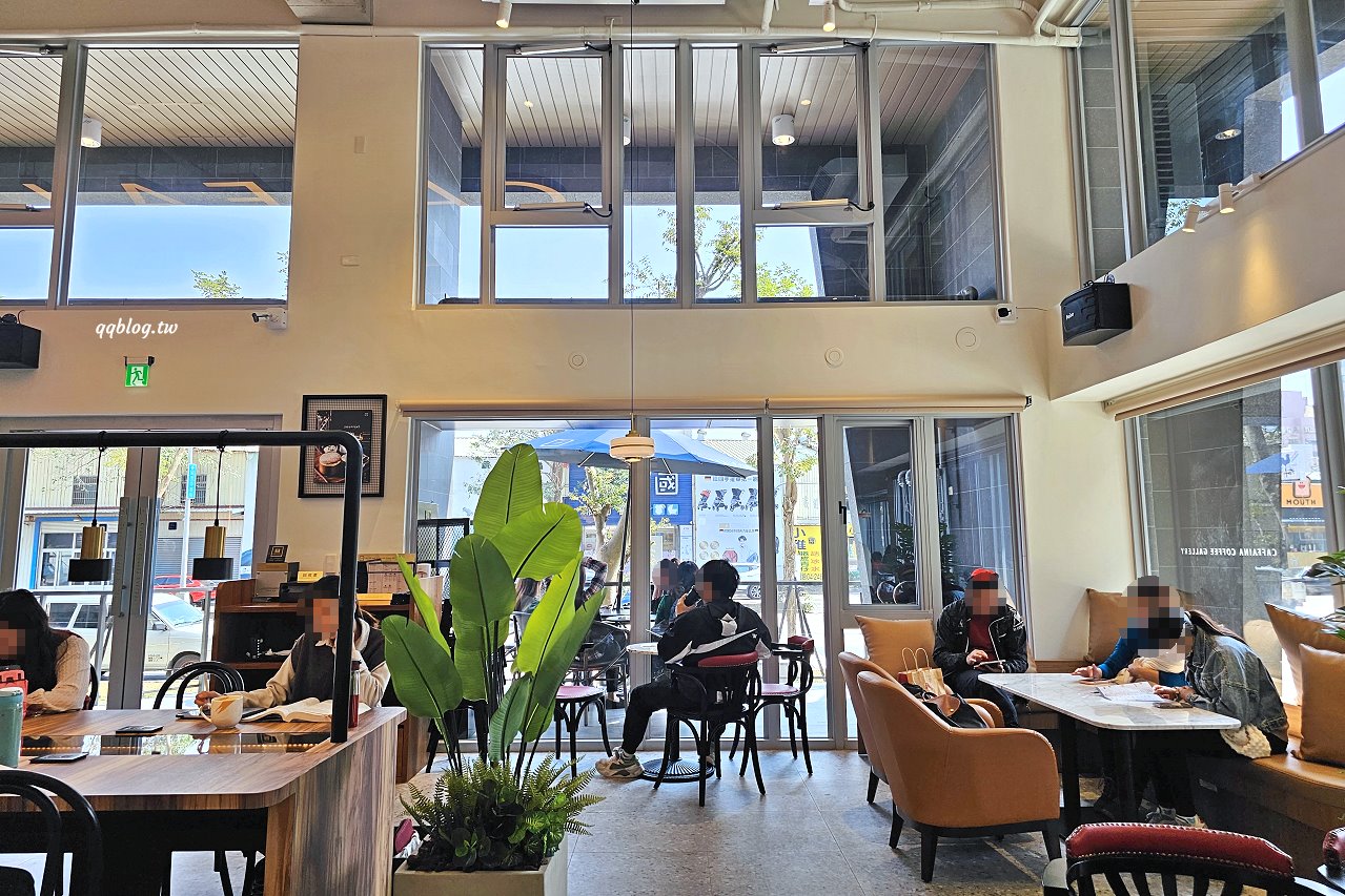 台中西屯︱卡啡那 Caffaina Coffee Gallery 國安館．以書廊為設計概念，風格清新明亮 @QQ的懶骨頭